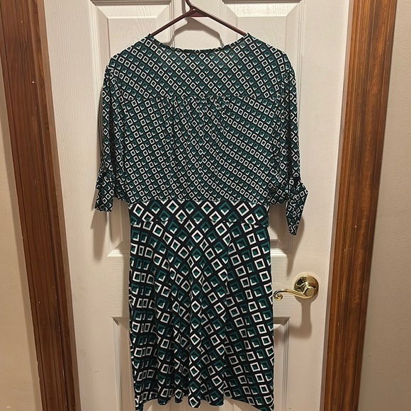 Green V-Neck Midi Dress - Picture 6 of 6